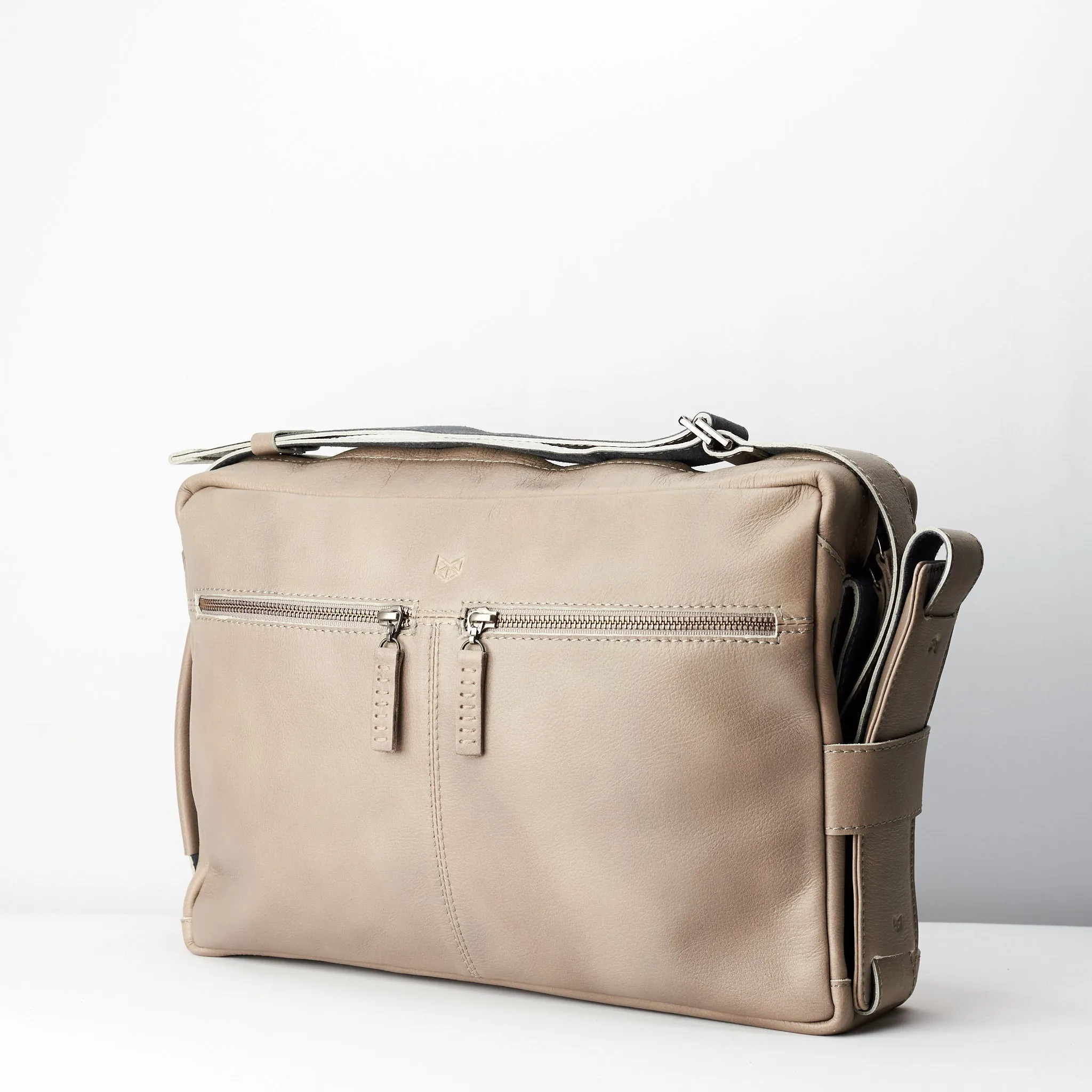 Addox Messenger Bag · Grey