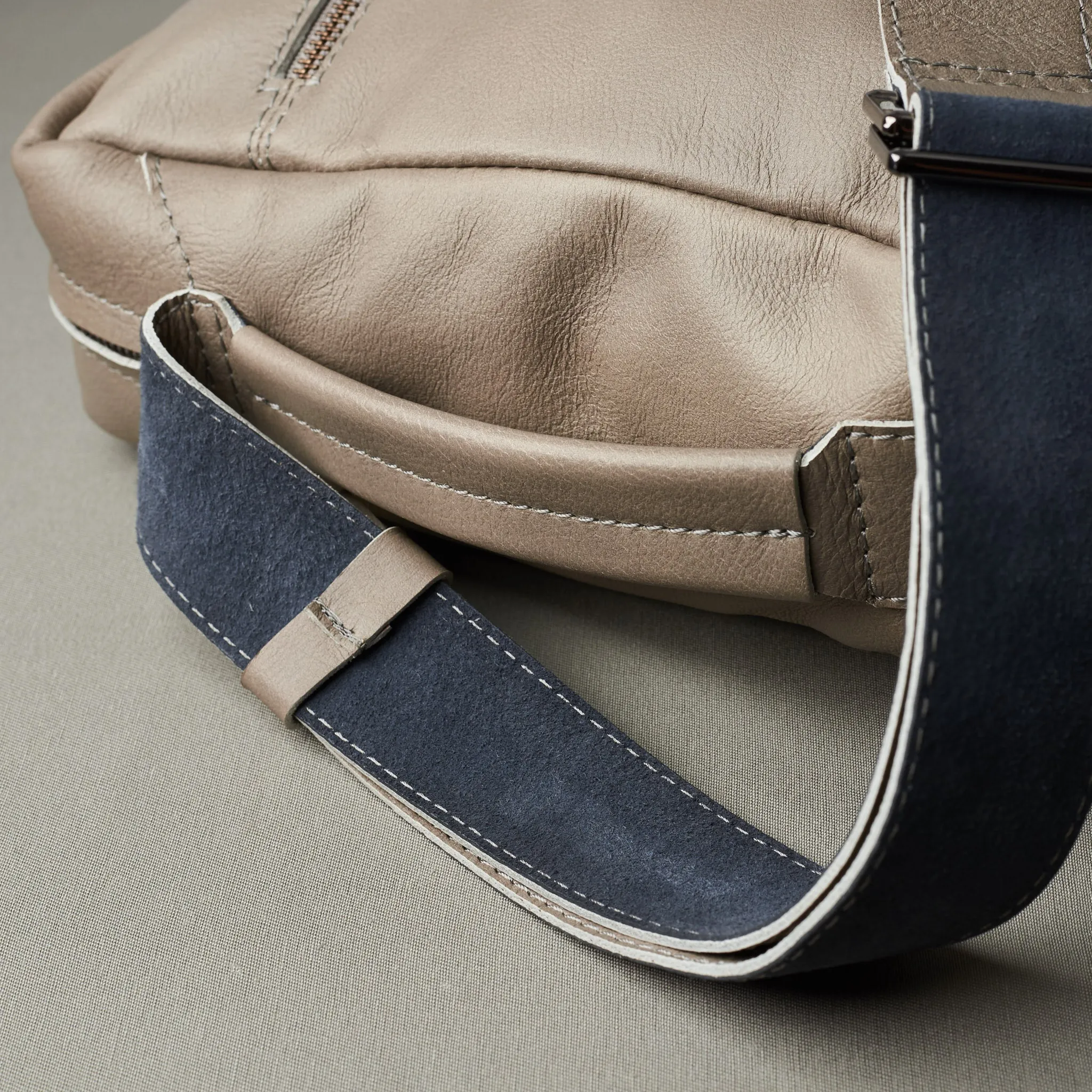 Addox Messenger Bag · Grey