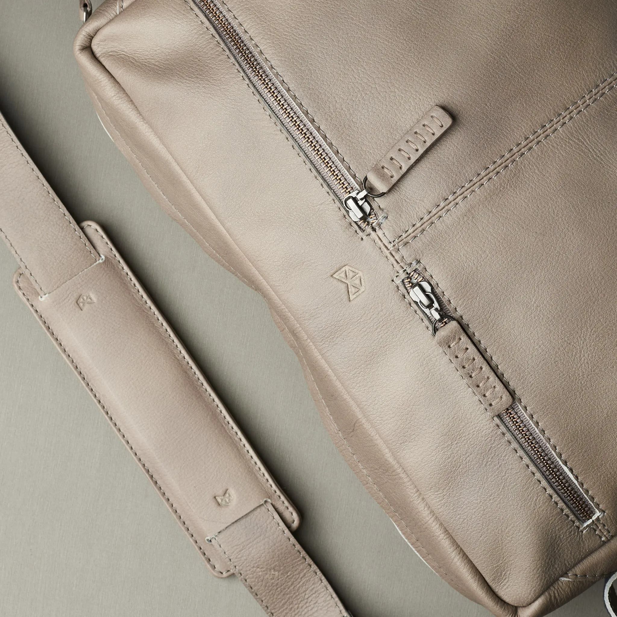 Addox Messenger Bag · Grey