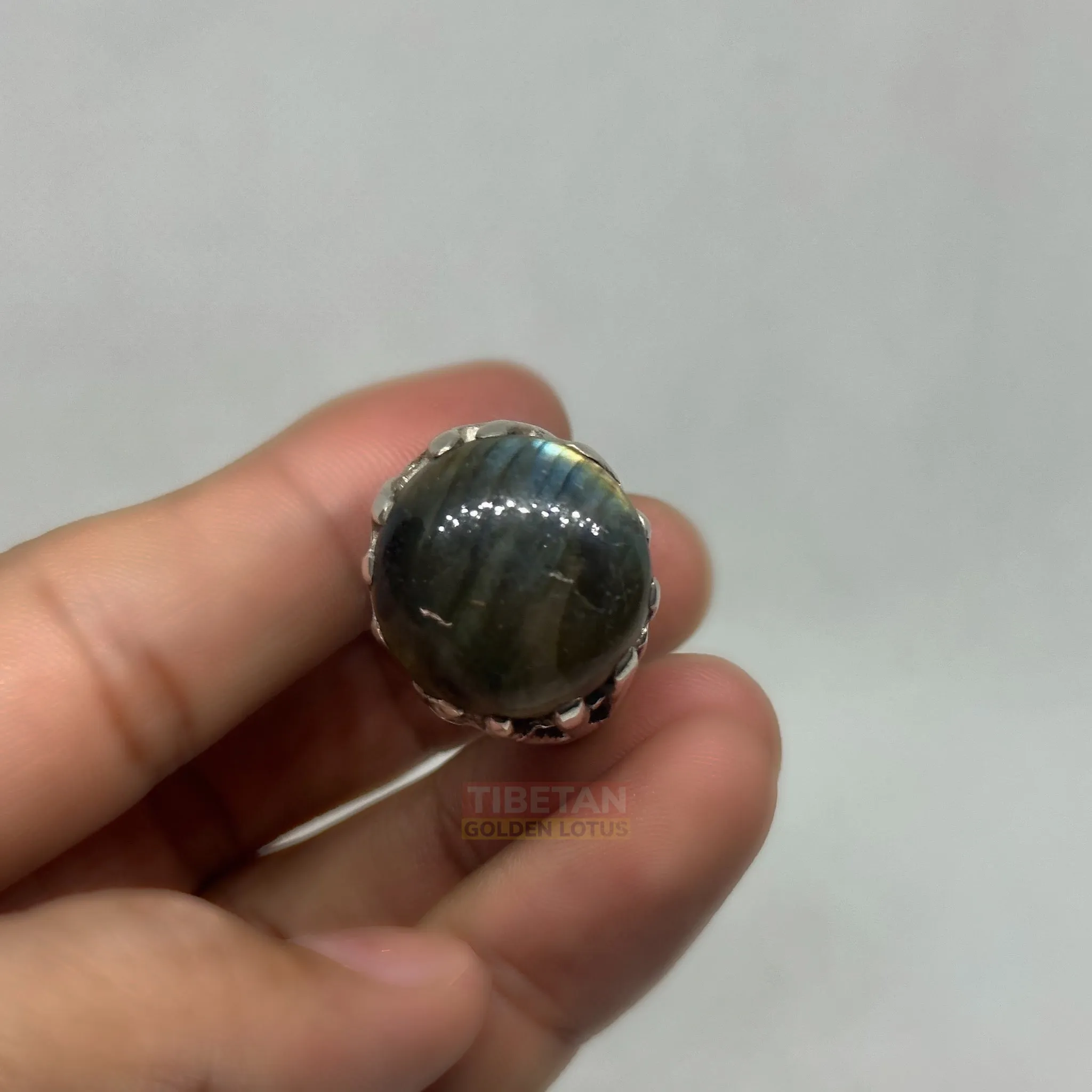 Vintage Labradorite ring, meticulously crafted from high-quality sterling silver